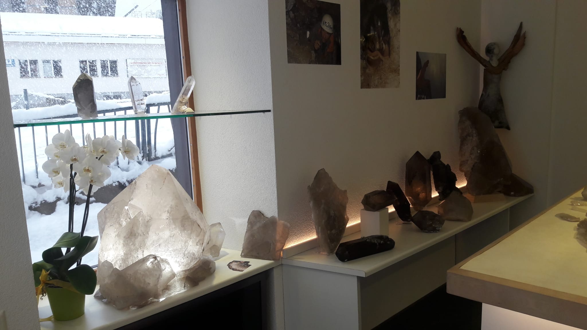 Seltene und einzigartige Mineralien und Kristallfunde zu betrachten in Mörel in der Schweizerbergkristalle Ausstellung