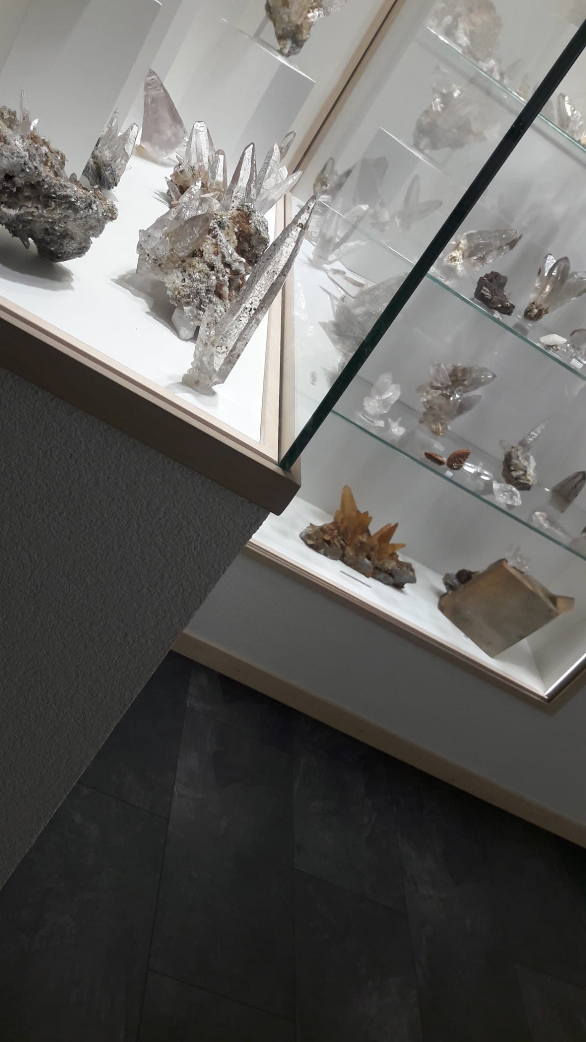 Kristalle und Mineralien von Schönheit gezeichnet im Schweizer Strahler Museum und der  Schweizerbergkristalle by Werner Schmidt im Wallis